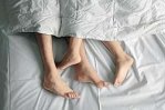 Две пары ног под одеялом